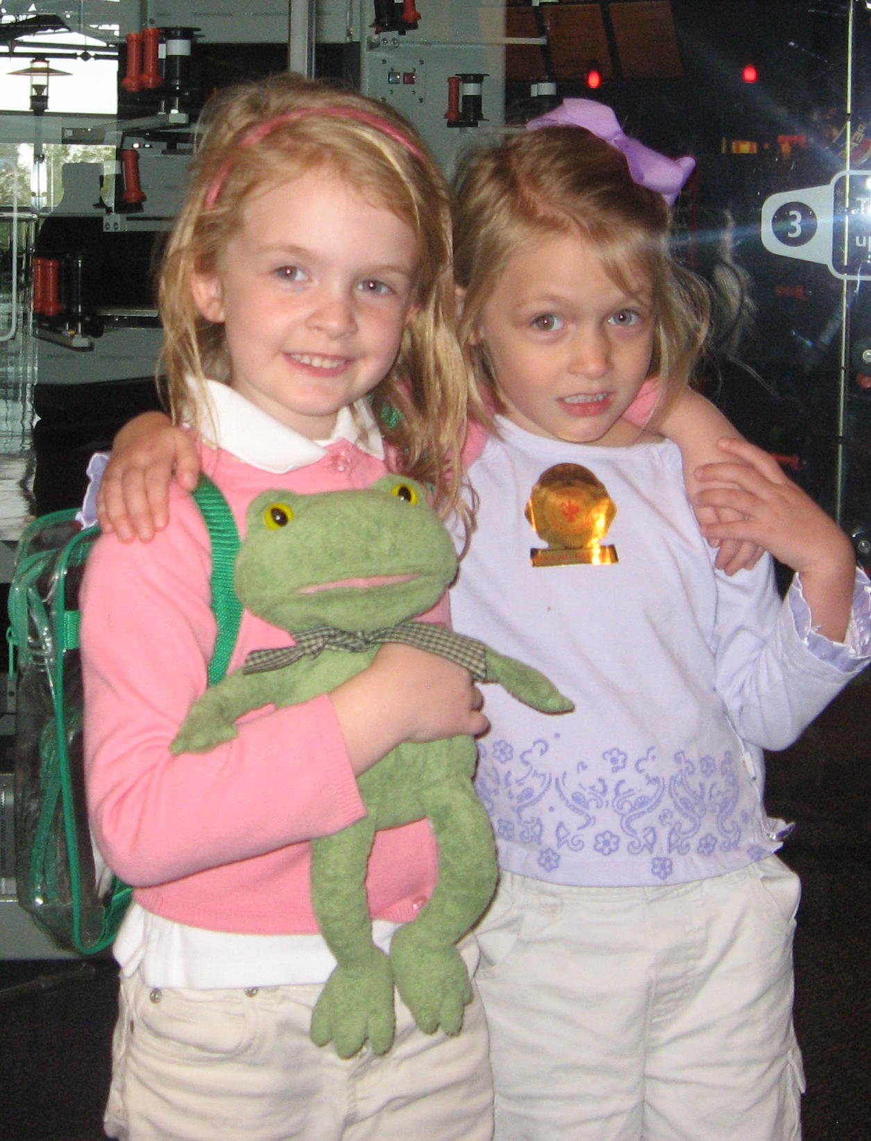 2008_10_22 Jane and Cate at Sci Center.jpg